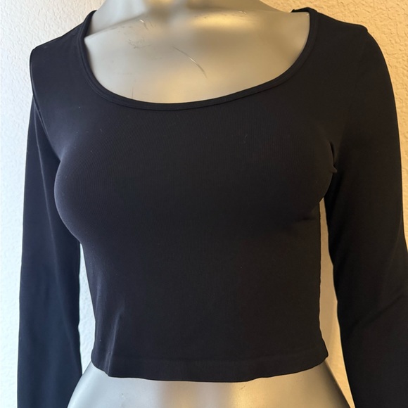 OQQ Tops - Elegant Black Long Sleeve Crop Top